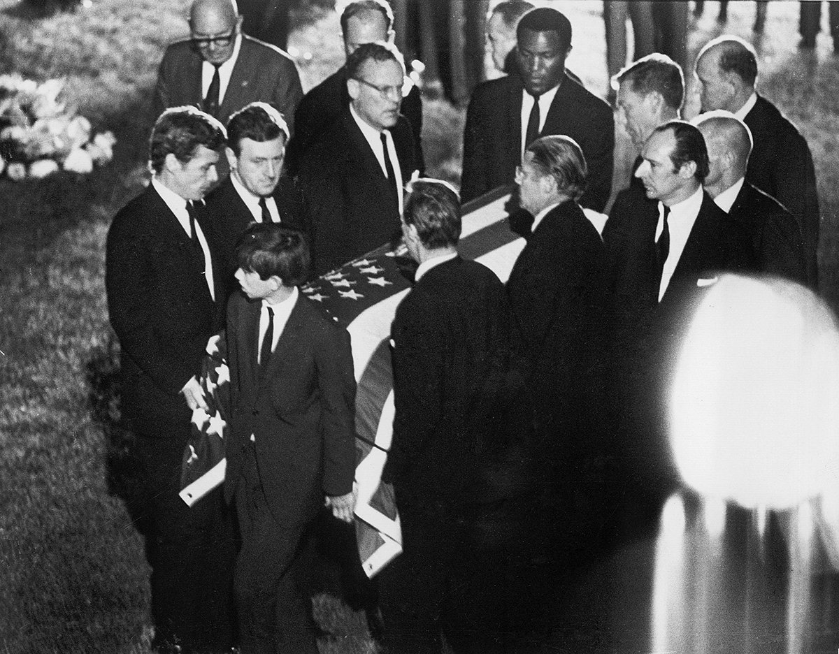Роберт Ф. Кеннеди-младший несет гроб с телом отца во время погребальной церемонии, Лос-Анджелес, 8 июня 1968 года. Фото: Harry Benson / Vida press