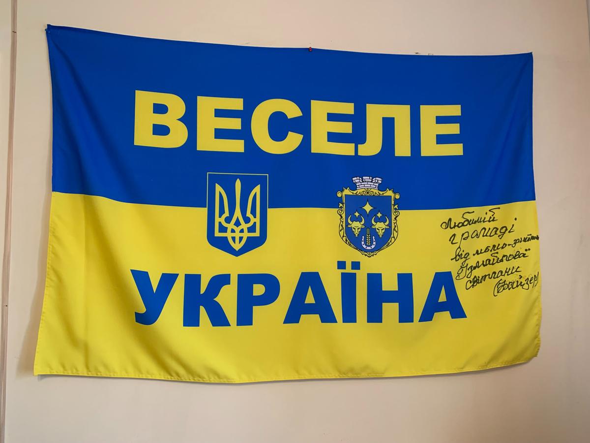 Флаг на стене в военной администрации Веселого. Фото: Ольга Мусафирова