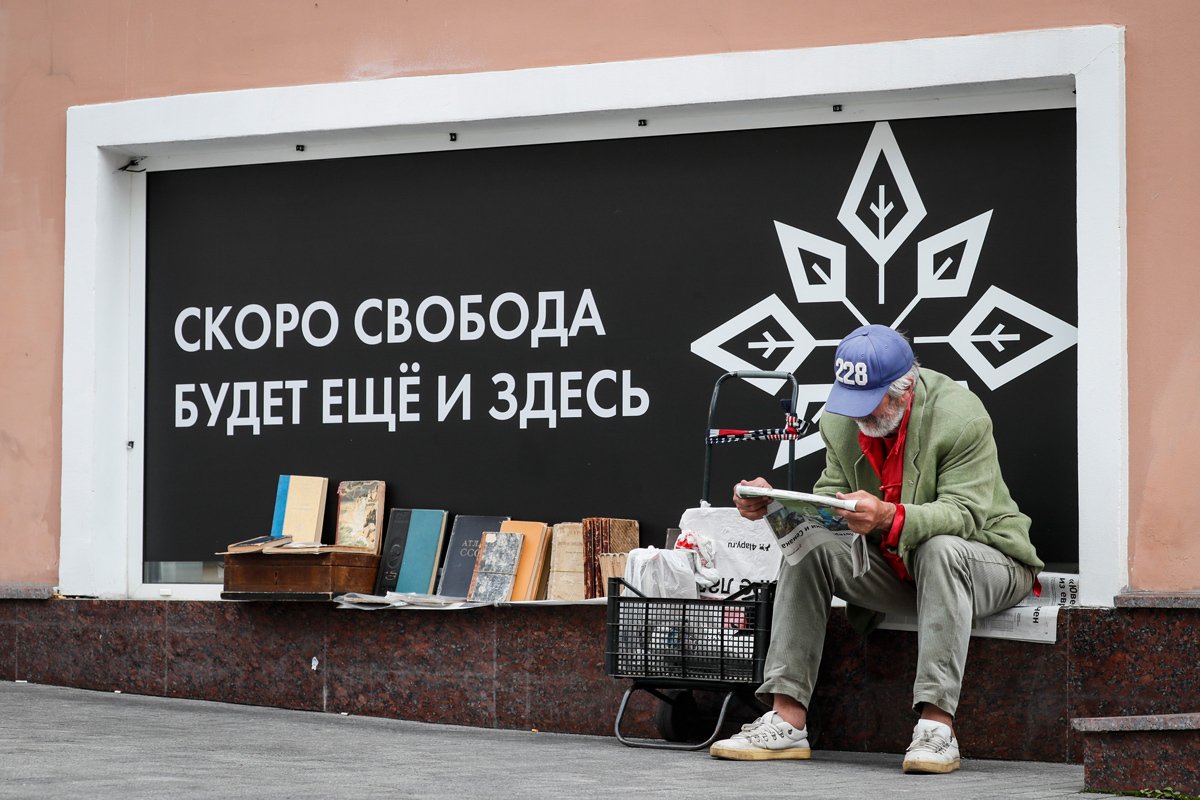Мужчина продает книги у окна с надписью «Скоро свобода будет здесь» в Москве, Россия, 31 июля 2023 года. Фото: Юрий Кочетков / EPA-EFE