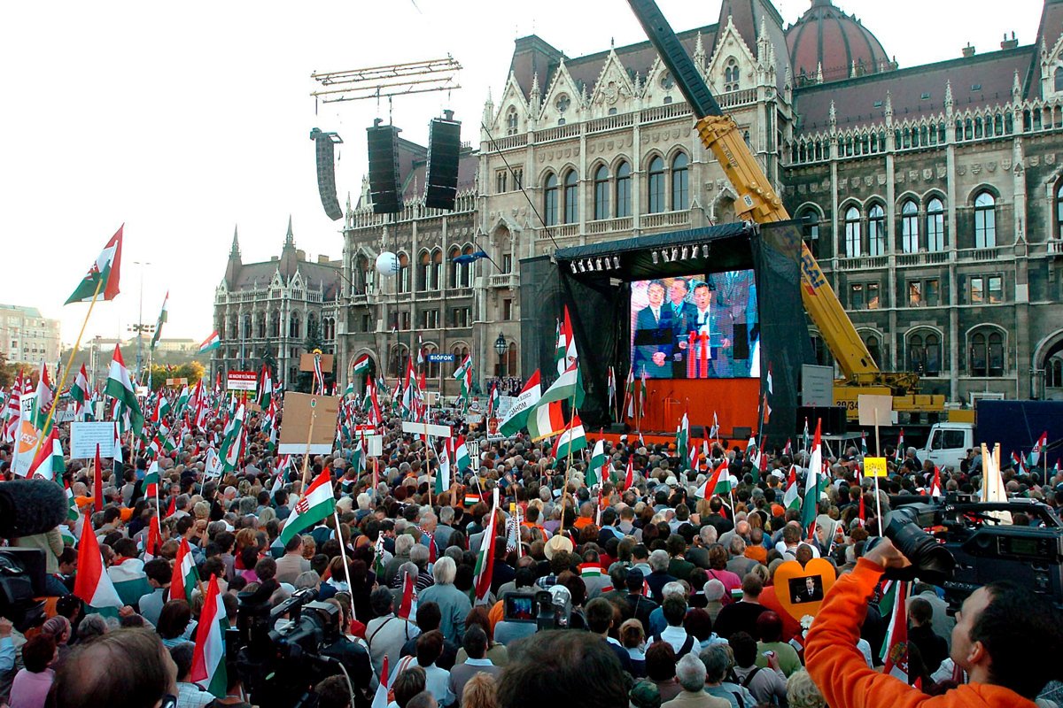 Лидер партии Фидес Виктор Орбан выступает у здания венгерского парламента во время митинга в Будапеште, 6 октября 2006 года. Фото: Tamas Kovacs / EPA