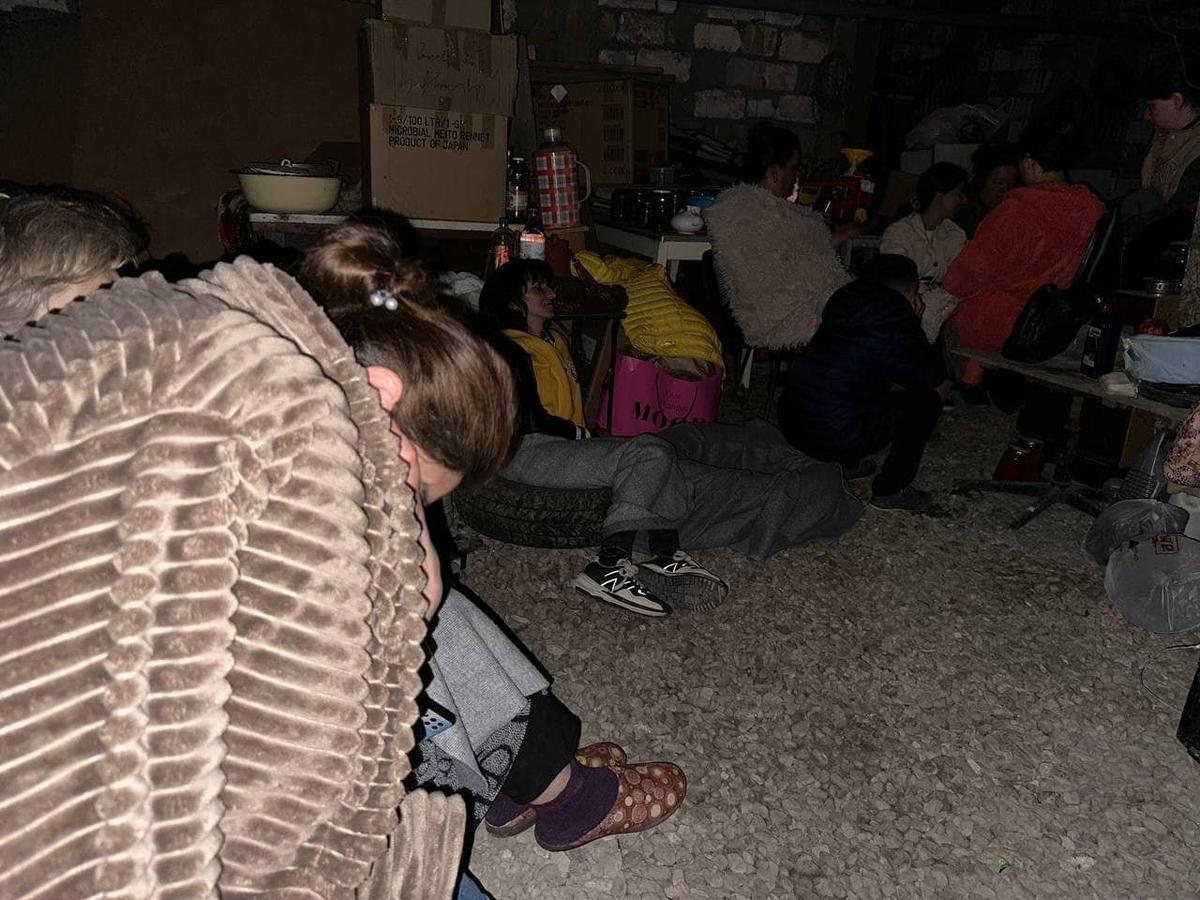 Люди прячутся в подвале в Нагорном Карабахе. Фото: омбудсмен непризнанного Нагорного Карабаха Гегам Степанян