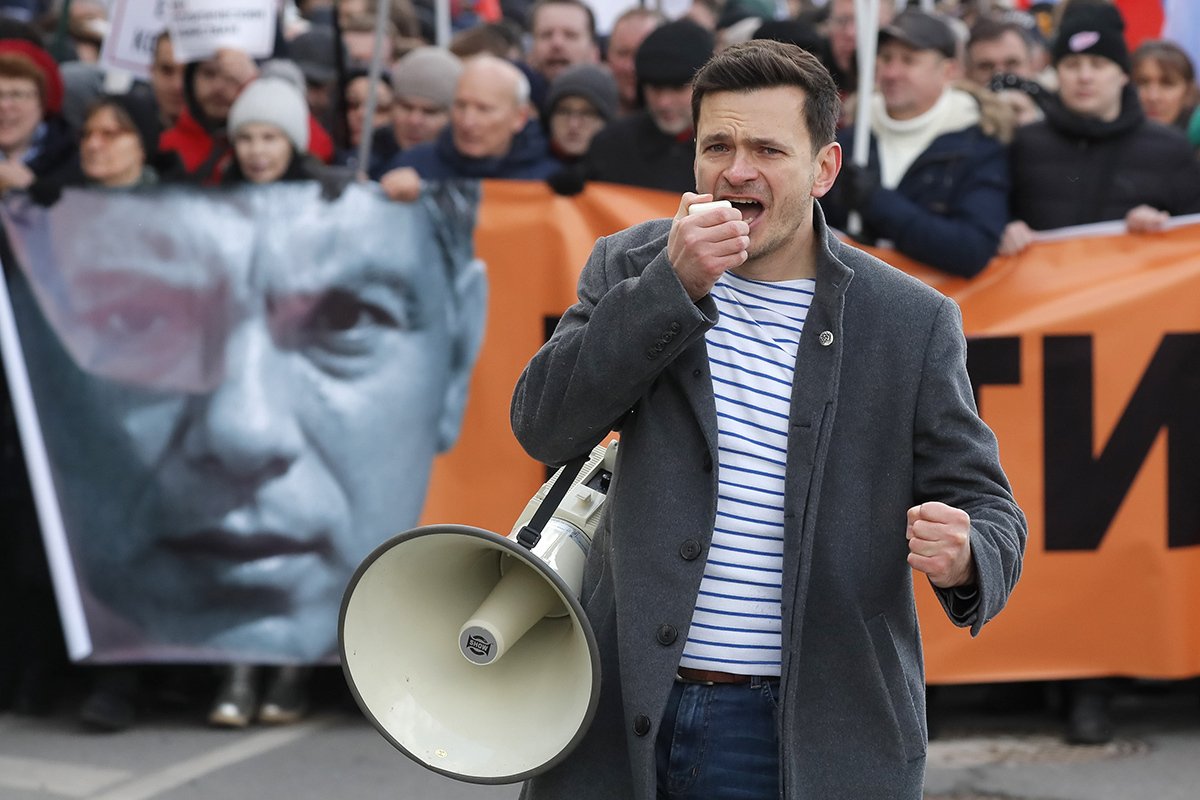 Илья Яшин на марше памяти Бориса Немцова в сентябре 2020 года. 
Фото: Юрий Кочетков / EPA-EFE