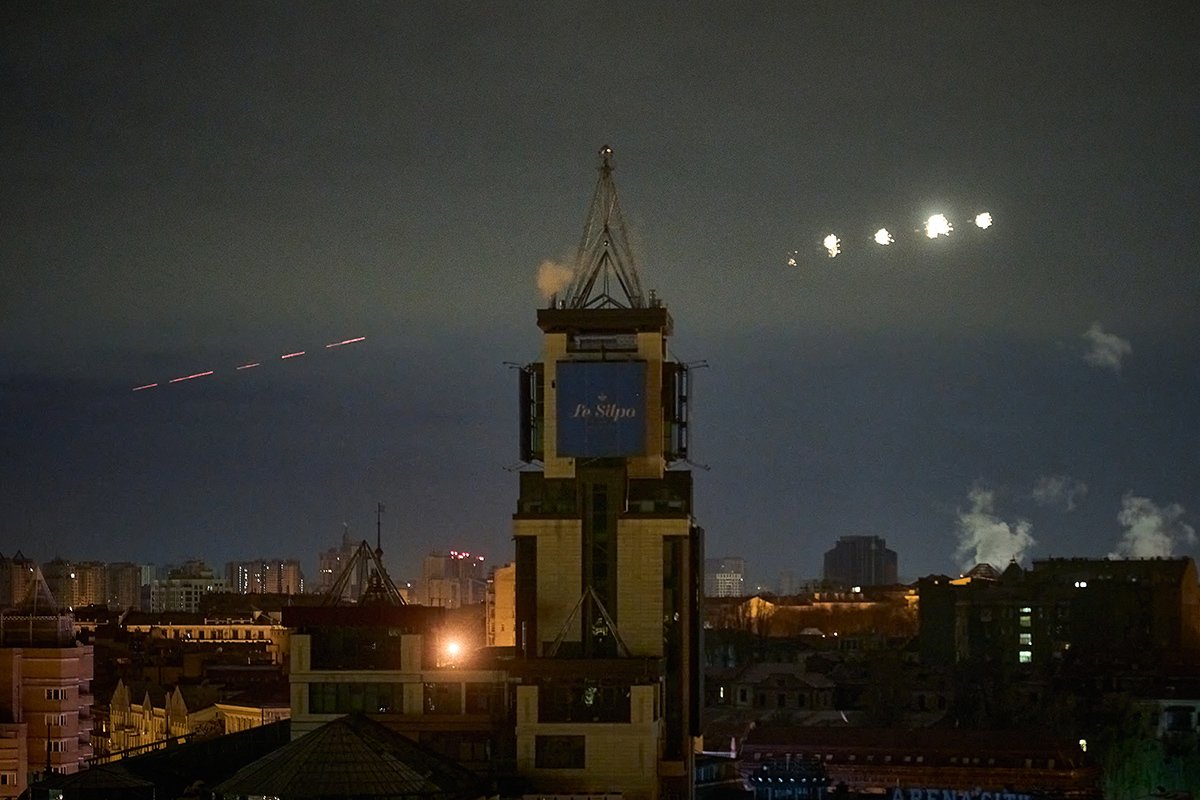 Работа ПВО в Киеве. 25 ноября 2023 года. Фото: Libkos / Getty Images