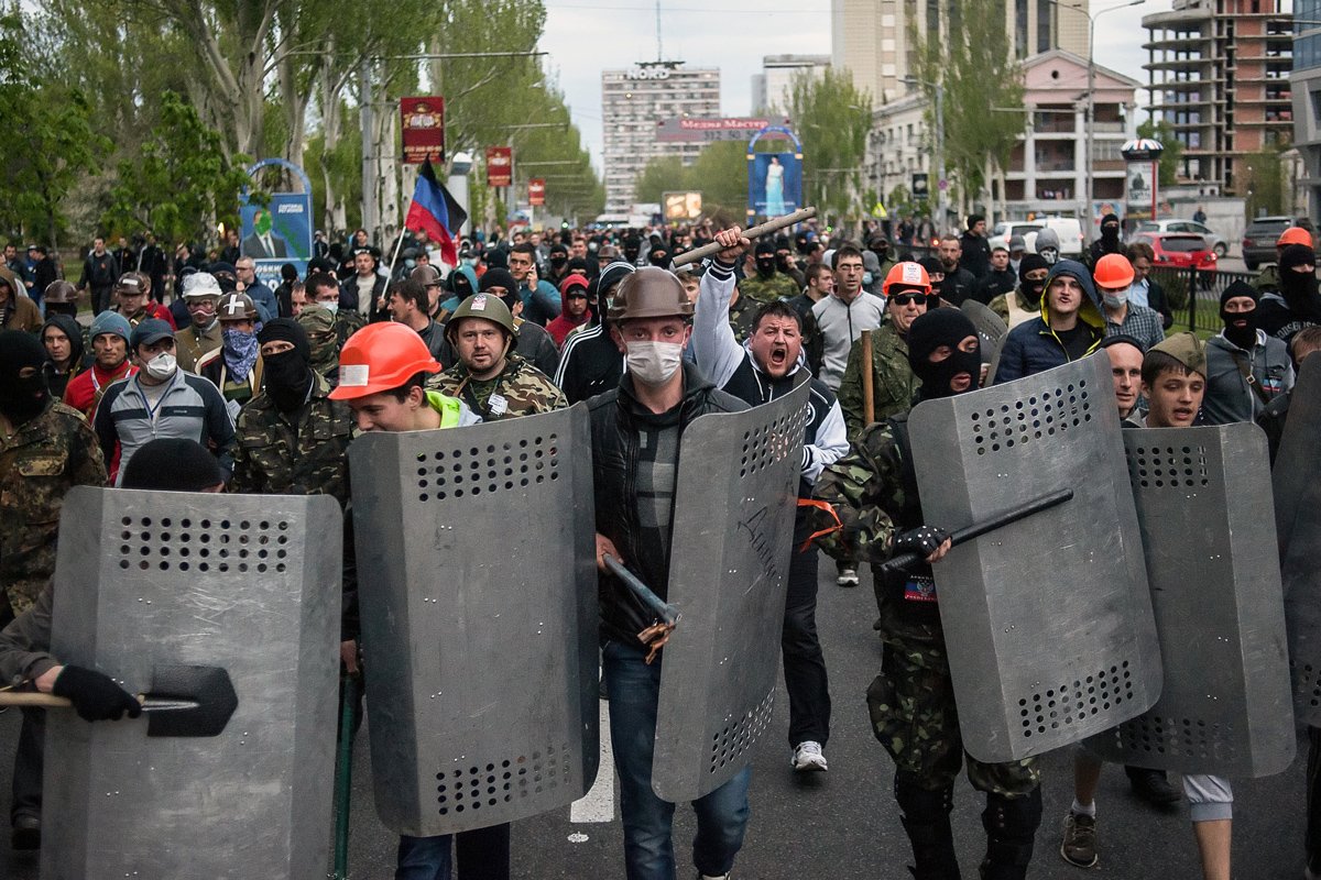 Пророссийские демонстранты во время митинга за единую Украину в Донецке, 28 апреля 2014 года. Фото: Роман Пилипей / EPA
