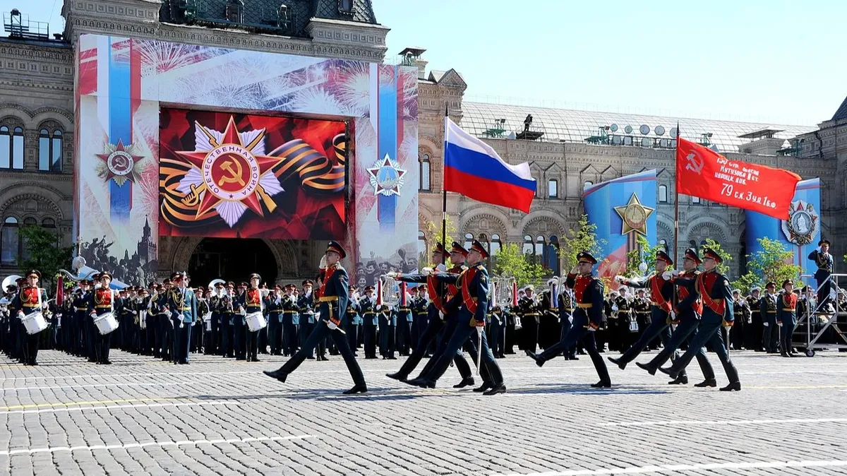 Алексей Улюкаев: Мои дети уселись и смотрят парад, //
Малыши — в радость им погремушки. //
Я смотрю на детей. // Рад я или не рад? ...
