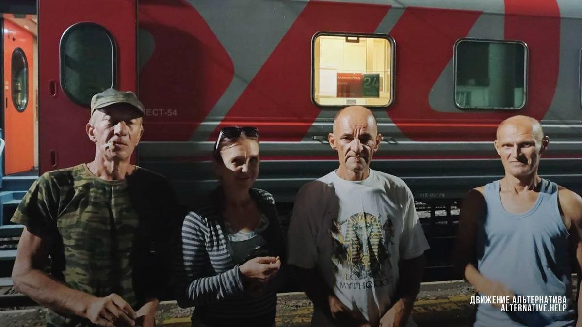 Люди, освобожденные из рабства на ферме в Воронежской области. Фото: Движение Альтернатива / Telegram