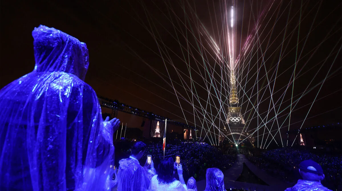 На трибунах не становится тише