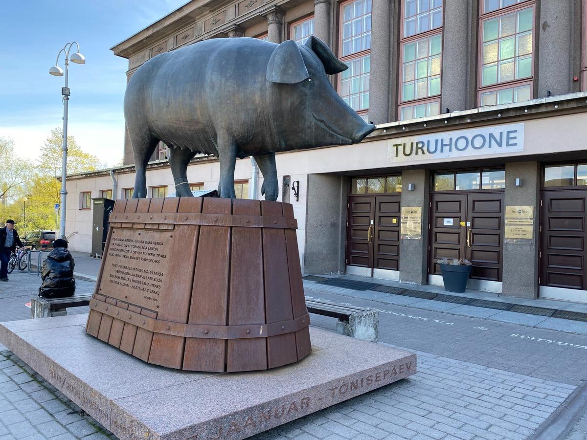 Памятник свинье в Тарту. Фото: Ирина Генис