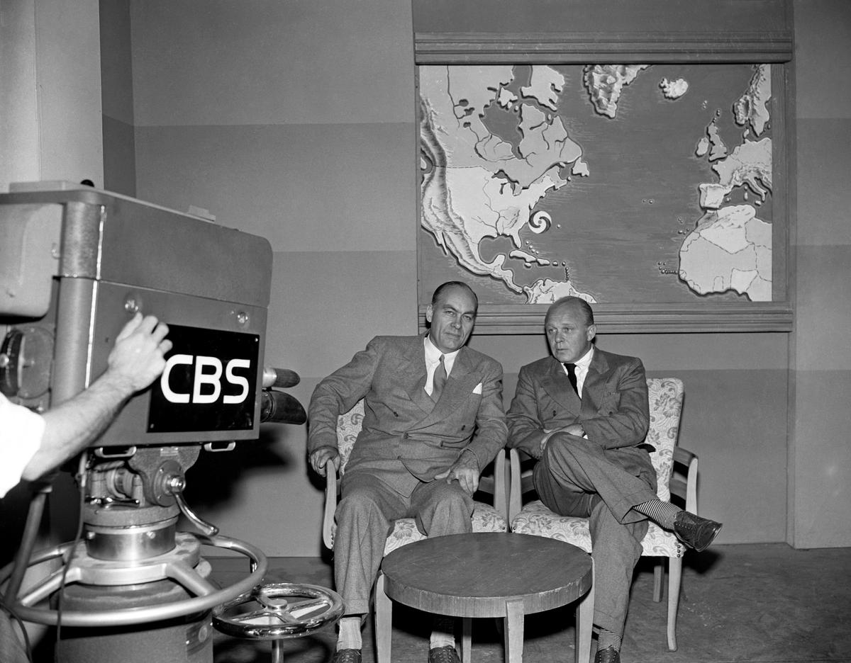 Cоциолог доктор Джордж Х. Гэллап (слева) и партнер брокерской фирмы Merrill Lynch Уинтроп Х. Смит (справа), представляют опросы общественного мнения во время президентских выборов в США 1948 года, в телешоу CBS «Америка говорит», 2 сентября 1948 г. Нью-Йорк. Фото: CBS / Getty Images