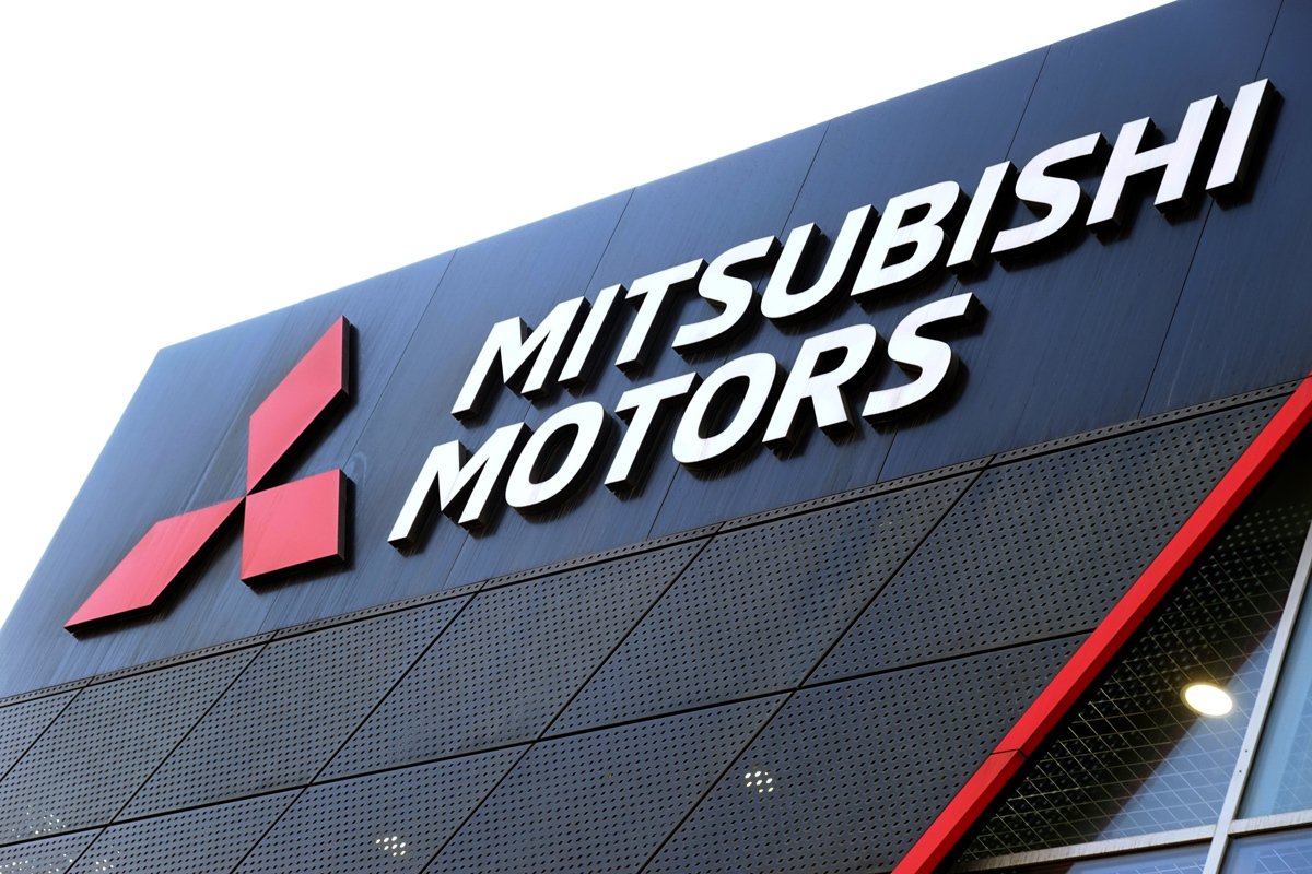 Вид на логотип Mitsubishi на автосалоне в Москве, 16 марта 2022 года. Фото: Максим Шипенков / EPA-EFE
