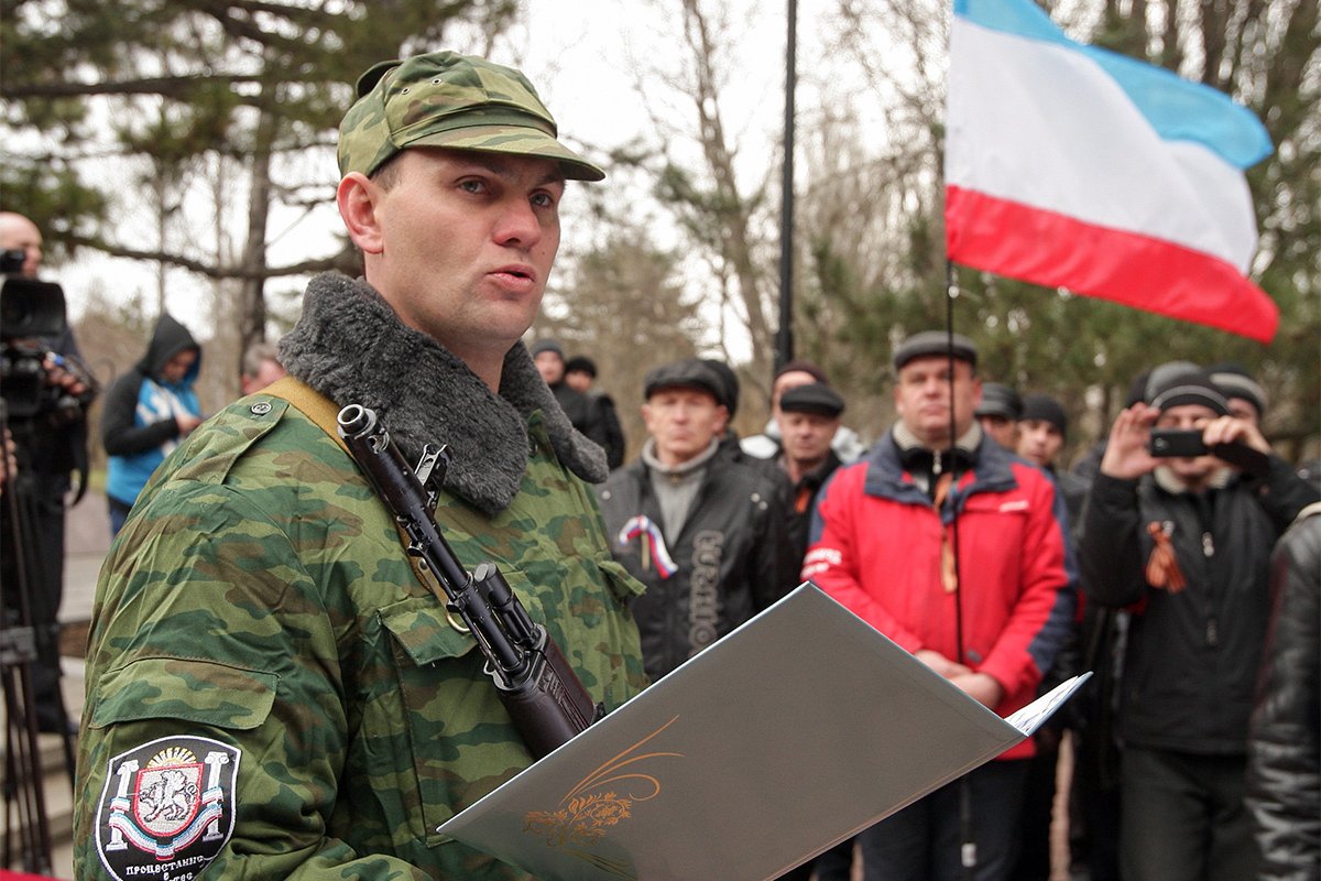 Пророссийские солдаты самообороны Крыма принимают присягу в Симферополе, Крым, Украина, 8 марта 2014 года. Фото: Артур Шварц / EPA