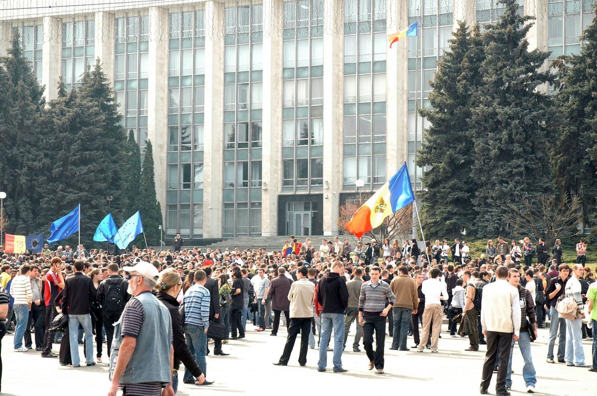 Митингующие с флагами Евросоюза у здания парламента Молдовы, апрель 2009 года. Фото:  Wikimedia Commons , CC BY-SA 4.0