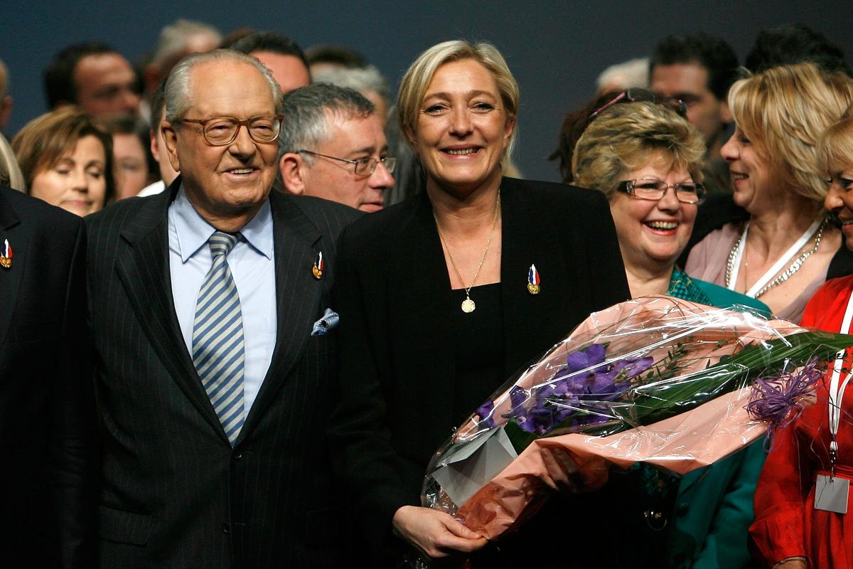 Марин Ле Пен рядом со своим отцом Жаном-Мари Ле Пен. Фото: Patrick Durand/Getty Images