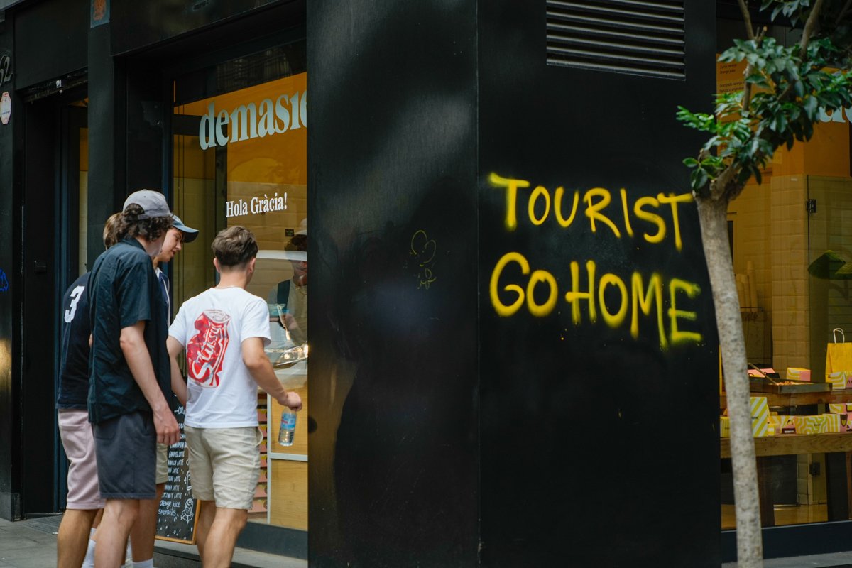 Графити «Tourist Go Home» в Барселоне, август 2024 года. Фото: Eric Renom / LaPresse / Shutterstock / Rex Features / Vida Press