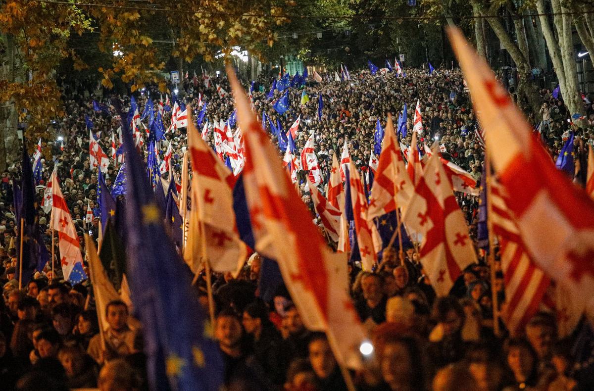 A pro-Europe rally held in Tbilisi ahead of Georgia’s parliamentary elections, 20 October 2024. Photo: EPA-EFE/DAVID MDZINARISHVILI