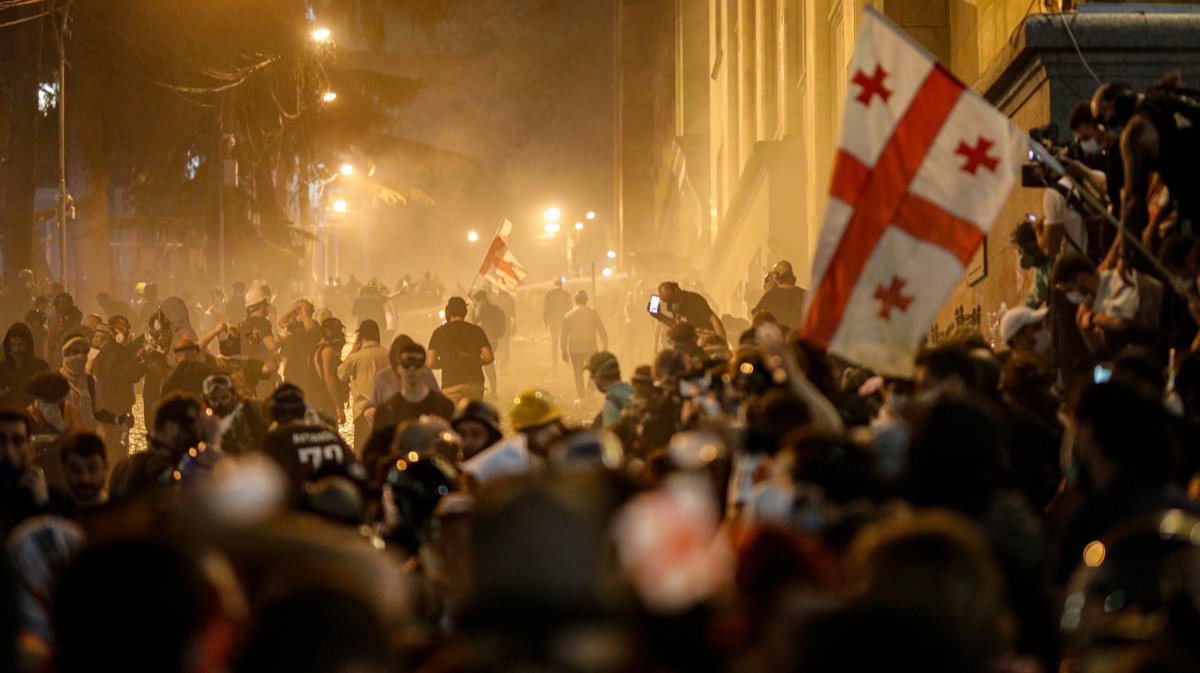 Жители Грузии уже две недели протестуют против закона об «иноагентах». Полиция разгоняет их водометами и слезоточивым газом
