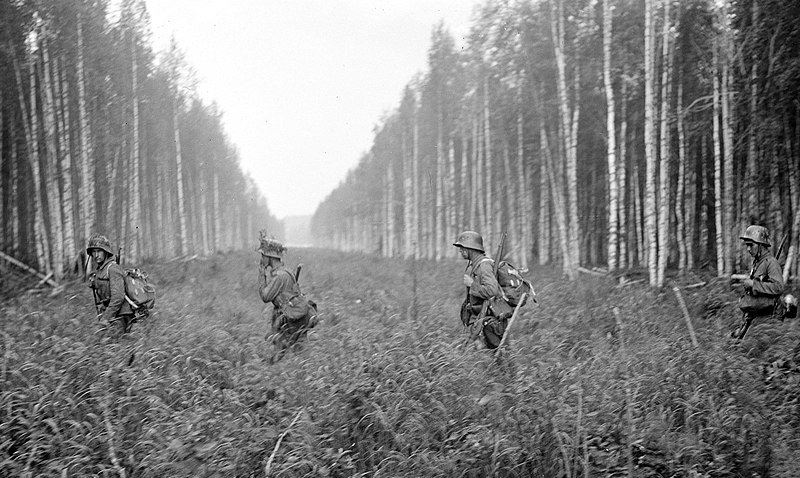 Finnish soldiers crossing the border into the USSR, summer of 1941. Photo:  Wikimedia Commons