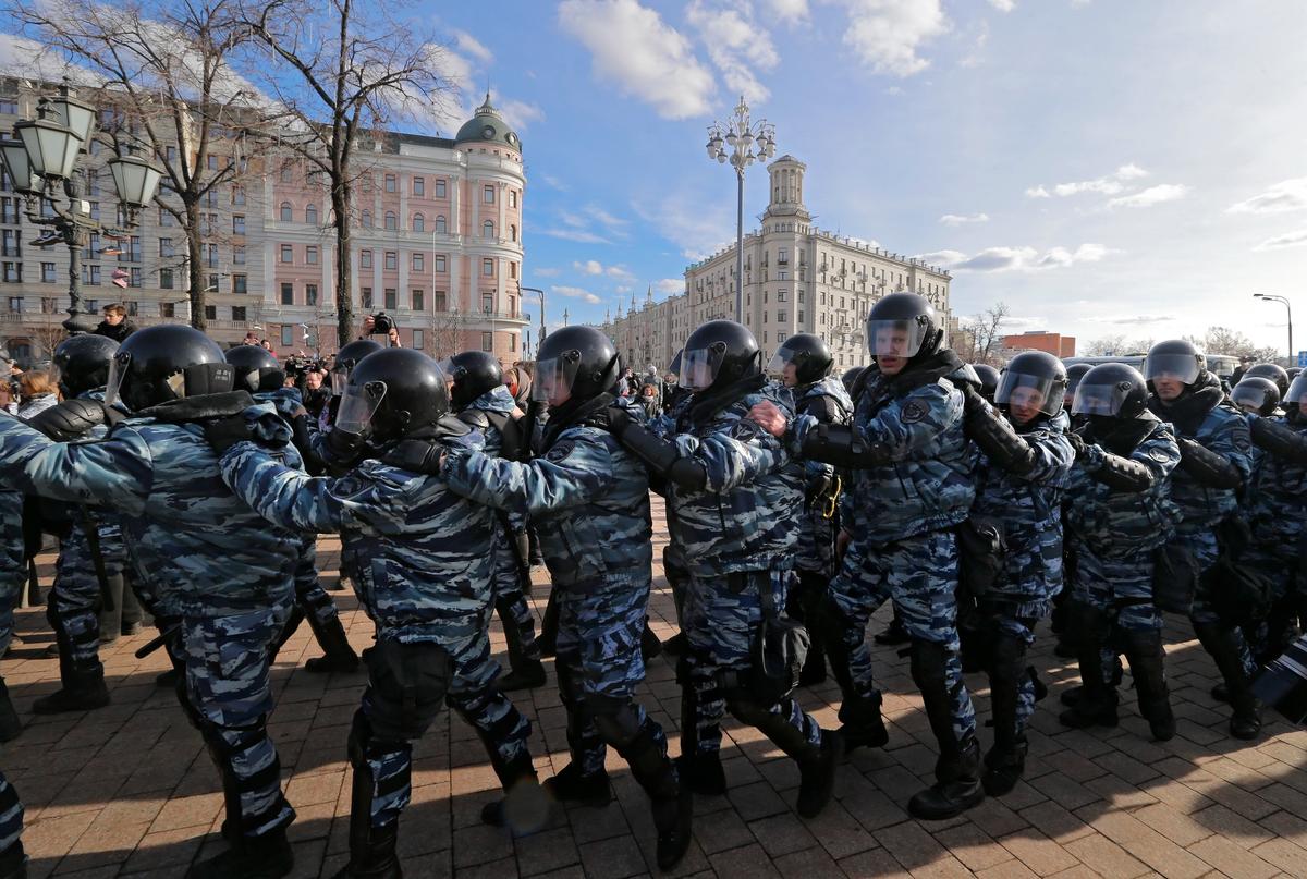 Riot police officers during a protest in Moscow organised by Alexey Navalny’s Anti-Corruption Fund in 2017. Photoо: EPA / YURI KOCHETKOV