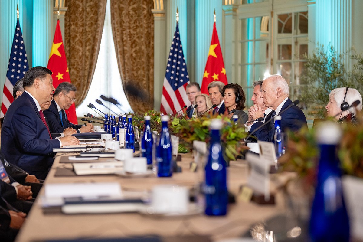 Президент США Джо Байден проводит переговоры с председателем Китайской Народной Республики Си Цзиньпином в среду, 15 ноября 2023 г., в Вудсайде. Фото The White House / UPI / Shutterstock / Vida Press