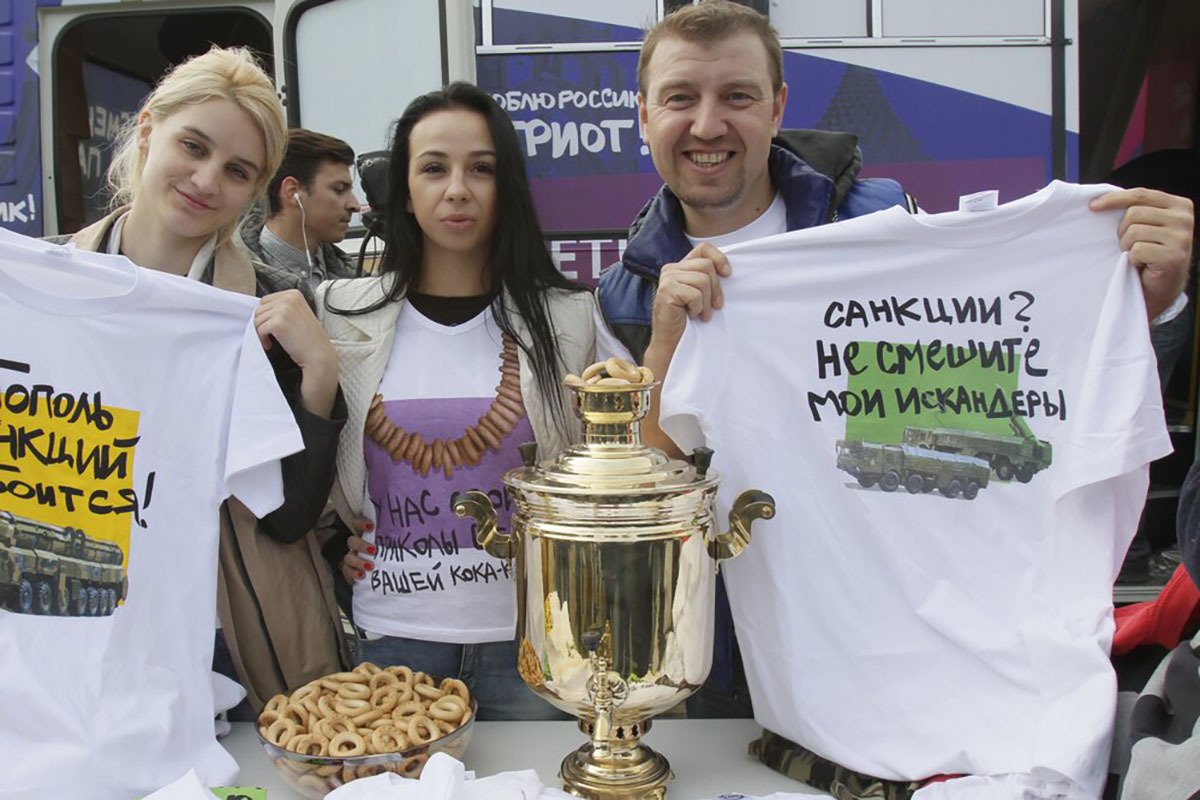 Акция по обмену футболок «Модный ответ — санкциям нет!» в центре Москвы. Фото: Агентство «Москва»