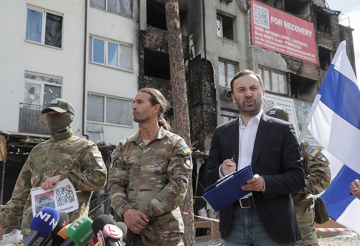 Максимилиан «Цезарь» Андронников и Илья Пономарев, Ирпень, Киев, Украина, 31 августа 2022 года. Фото: Sergey Dolzhenko / EPA-EFE