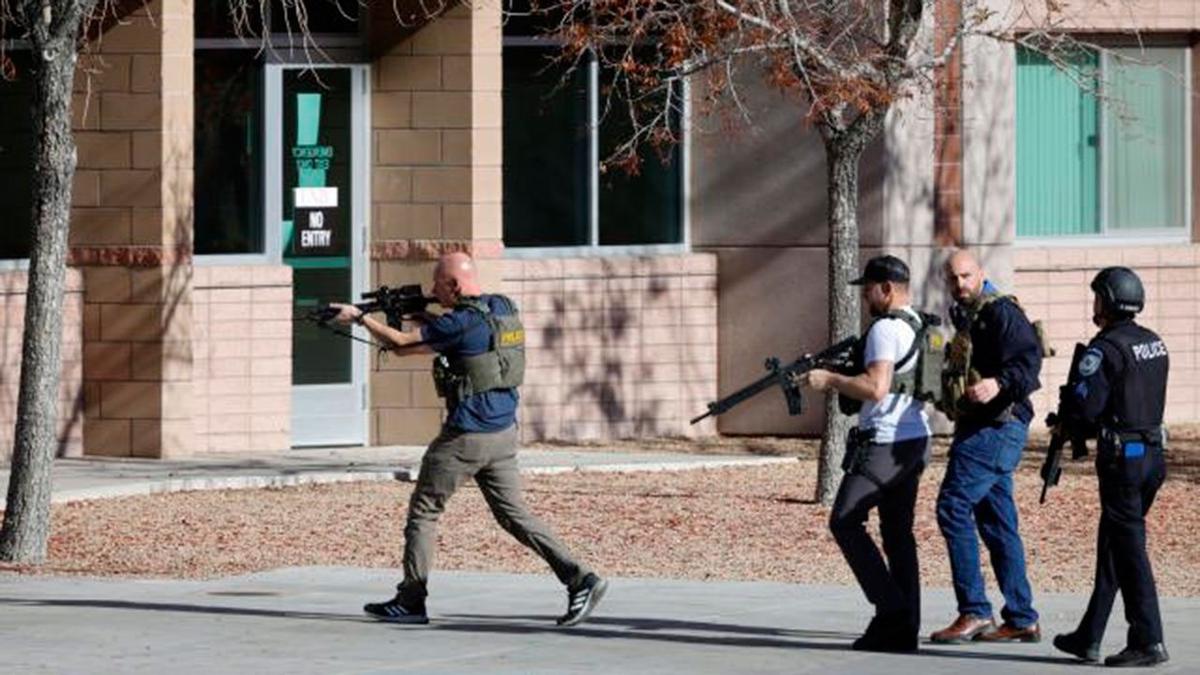Стрелки у здания Невадского университета в Лас-Вегасе. Фото: @WatchinMadness/Twitter