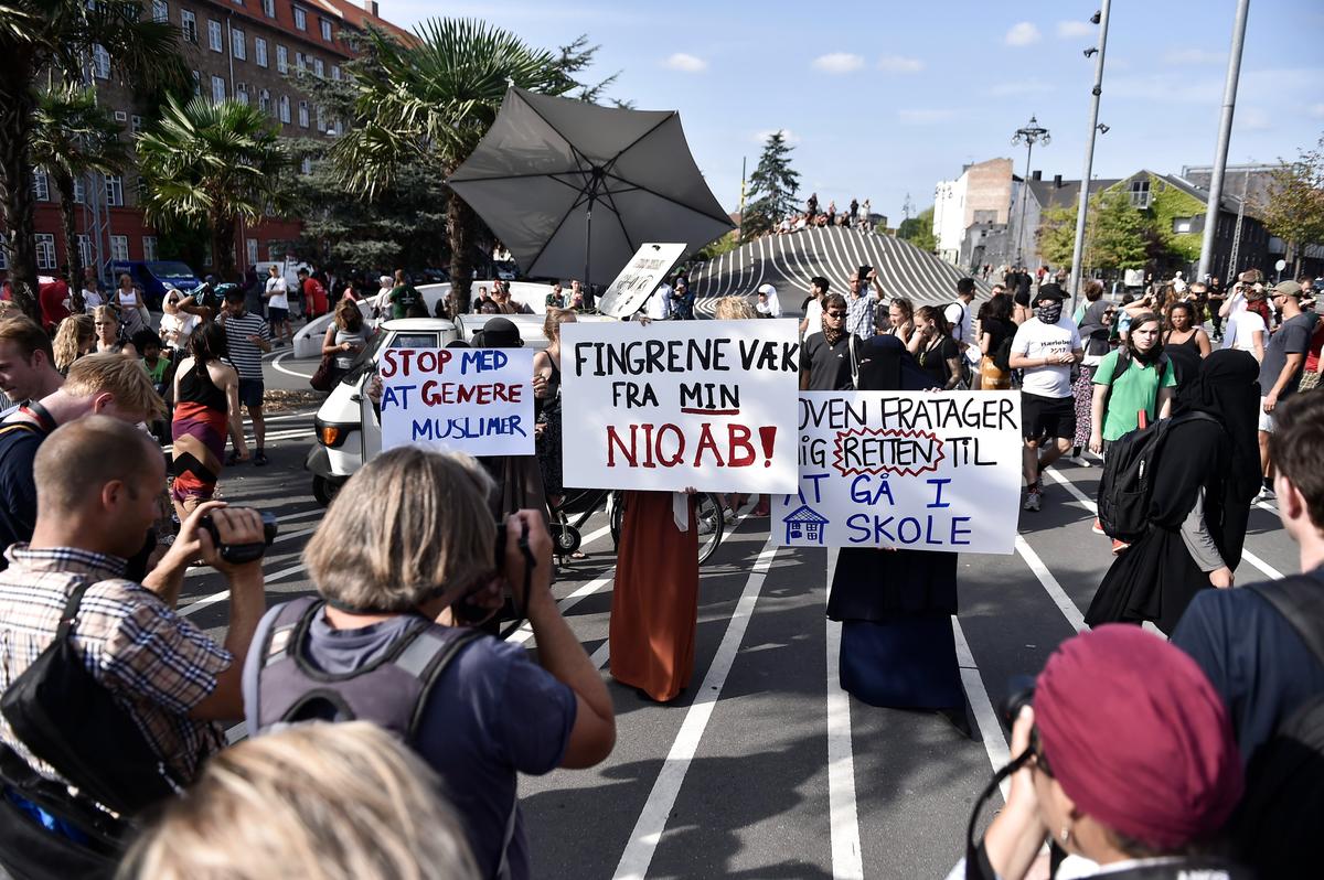 Женщины в никабе и парандже протестуют в Копенгагене, Дания, 1 августа 2018 г. Фото: EFE/Mads Claus Rasmussen