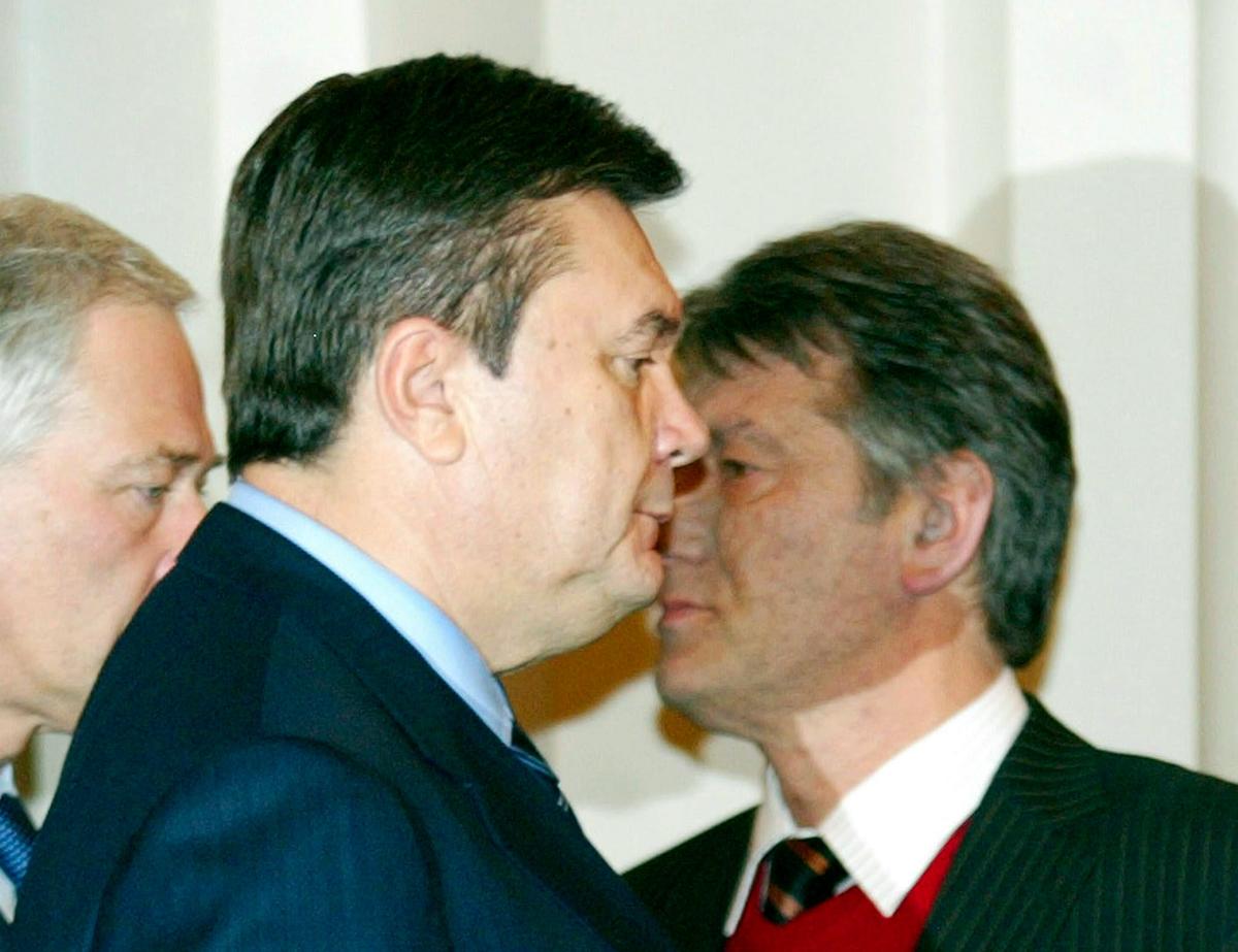 Виктор Янукович и Виктор Ющенко, 2004 год. Фото: EPA / SERGEY DOLZHENKO