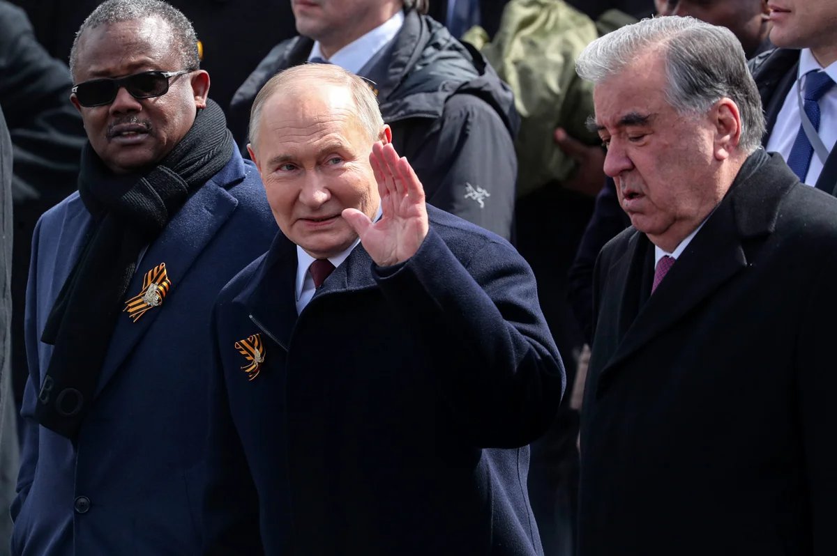 The President of Guinea-Bissau Umaro Sissoco Embaló (left), Vladimir Putin and the President of Tajikistan Emomali Rahmon (right) at the Victory Day military parade on Red Square in Moscow, 9 May 2024. Photo: Maxim Shipenkov / EPA-EFE