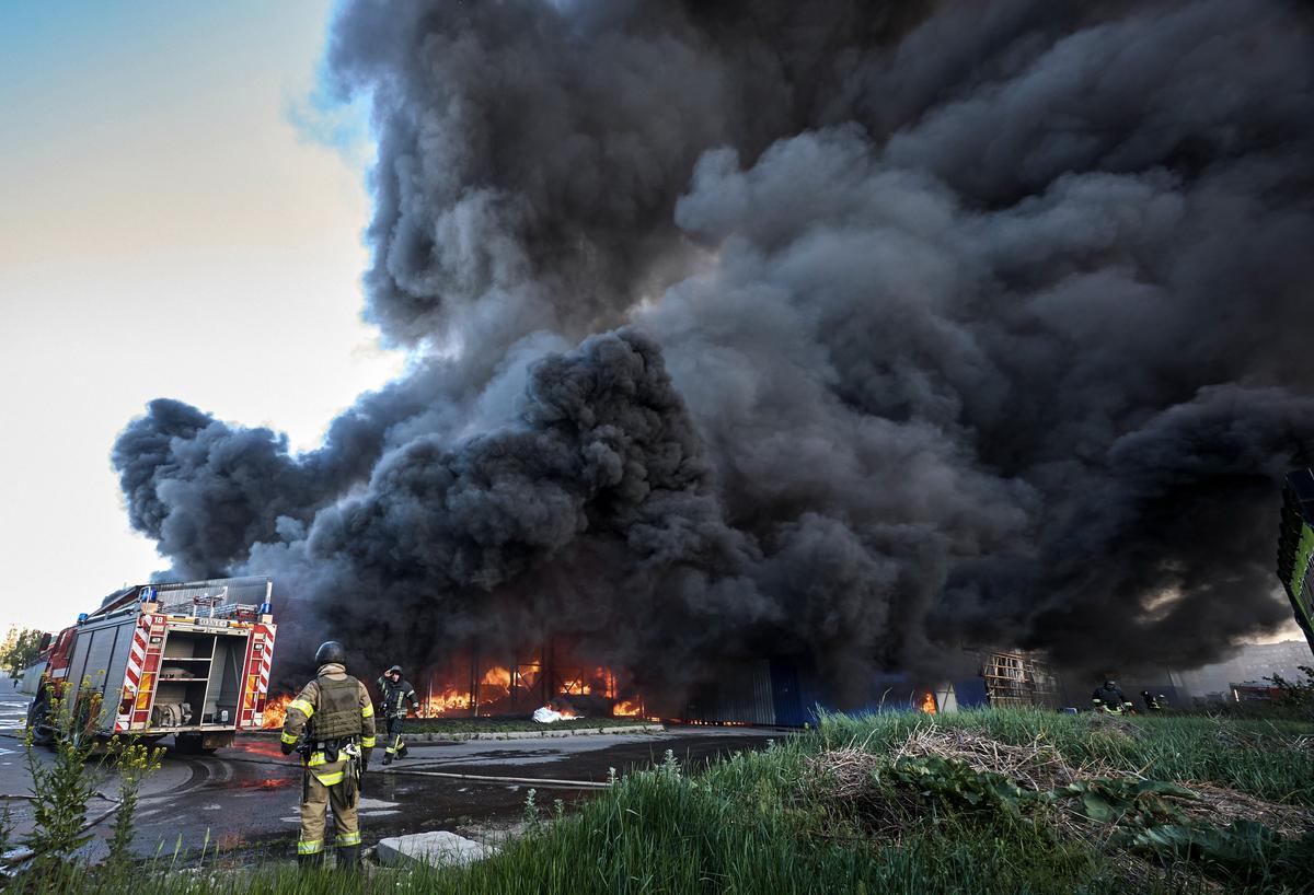 Ukrainian rescuers works fight the fire that engulfed the Epitsentr hypermarket, 25 May 2024. Photo: EPA-EFE / SERGEY KOZLOV