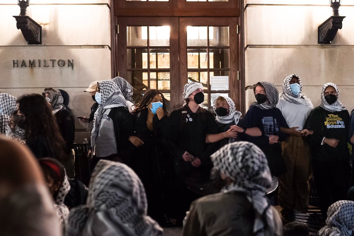Студенты поддерживающие Палестину блокируют вход в Гамильтон-холл в Колумбийском университете, 30 апреля 2024 года. Фото: Ольга Федорова / EPA-EFE