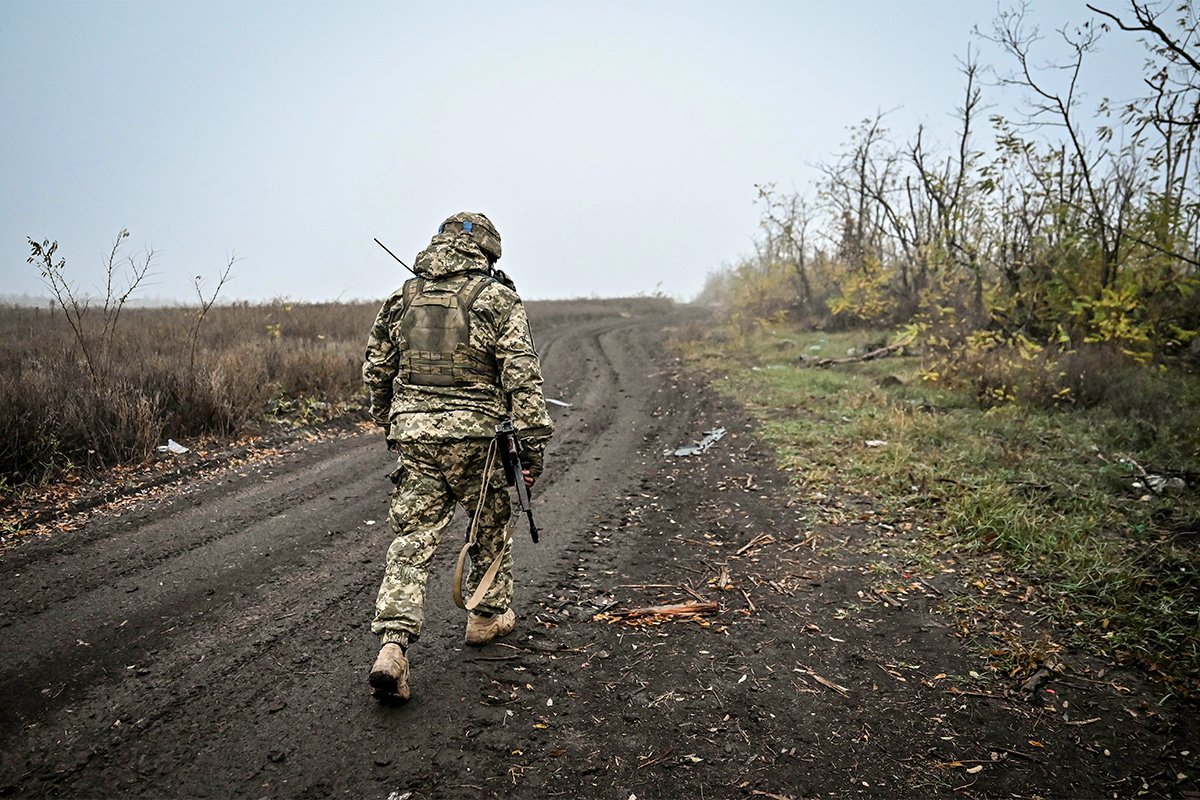 A Ukrainian soldier near Robotyne, Zaporizhzhia region. November 2023. Photo: Dmytro Smolienko / Future Publishing / Getty Images
