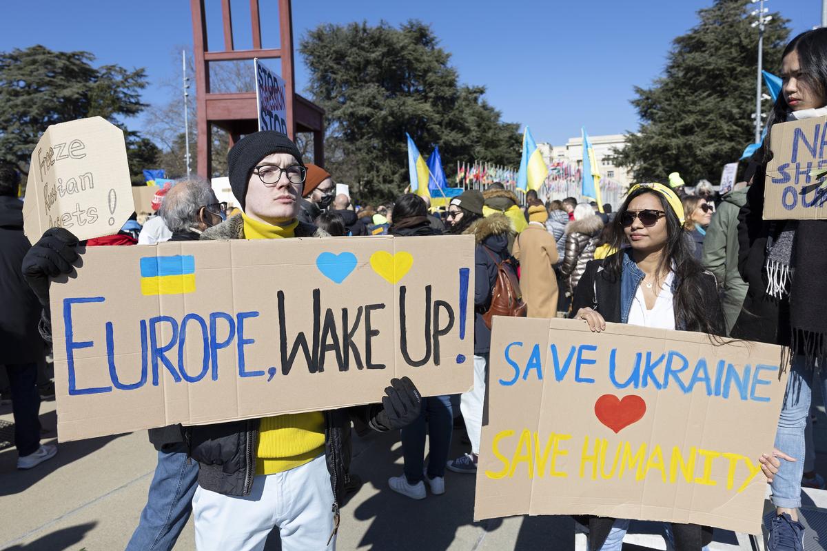 Demonstrators at an anti-war rally outside the United Nations in Geneva, Switzerland, 26 February 2022. Photo: EPA-EFE/SALVATORE DI NOLFI