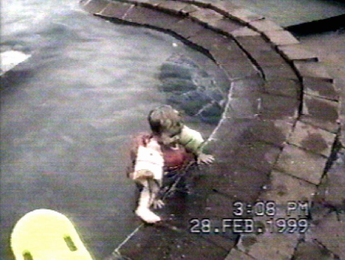 Лаура Фолбигг плавает в бассейне за день до своей смерти, 28 февраля 1999 года. Фото: EPA-EFE / NEW SOUTH WALES SUPREME COURT
