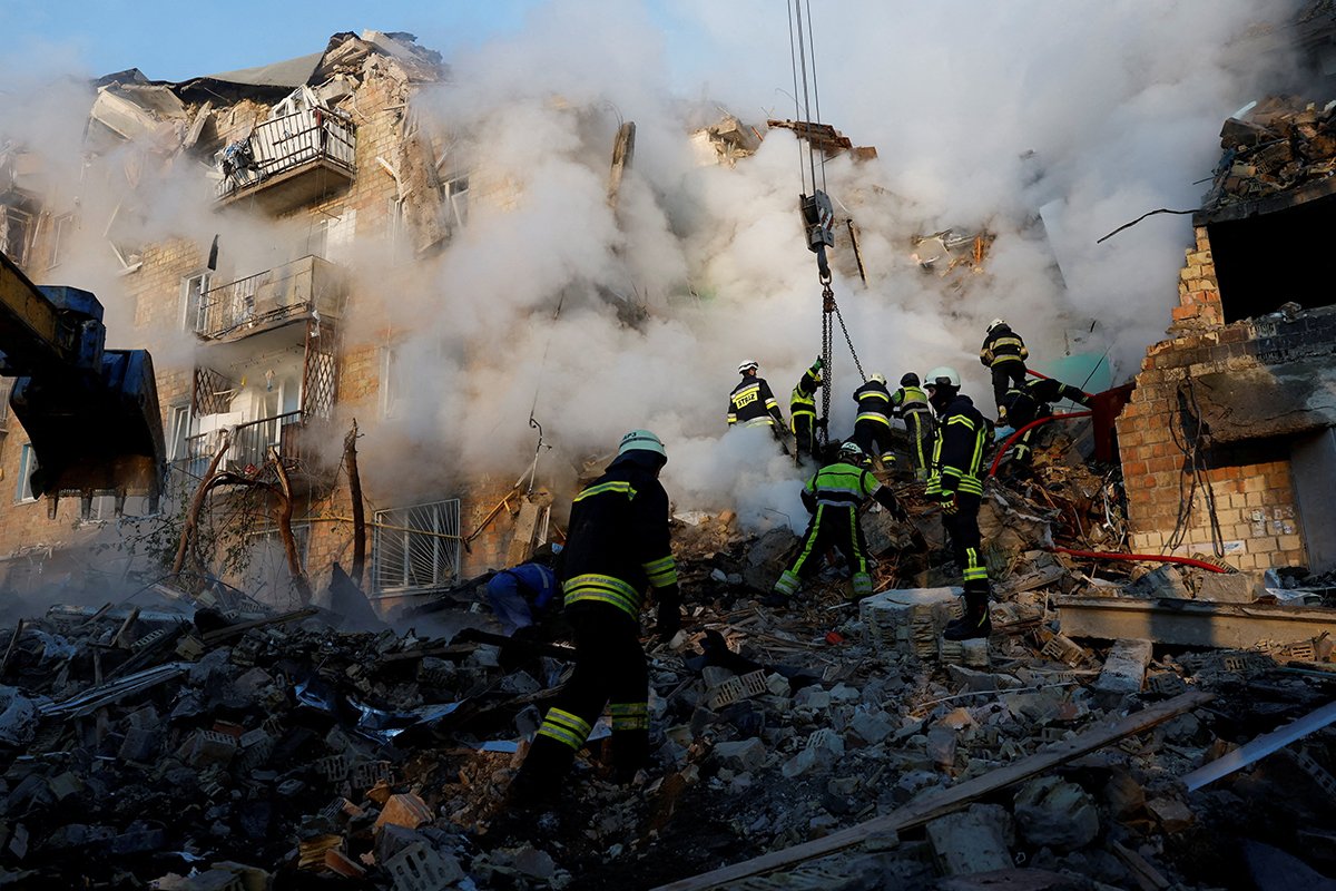 Спасатели на месте разрушенного жилого дома после удара России по Киеве, Украина, 28 августа 2025 года. Фото: Thomas Peter / Reuters / Scanpix / LETA