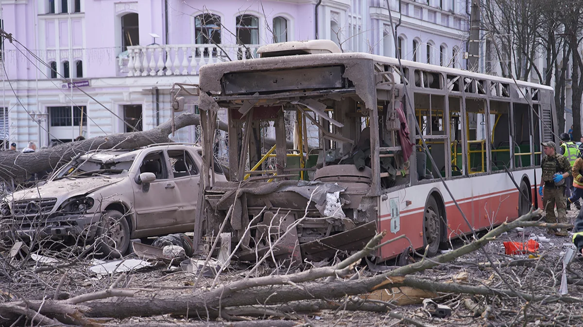 Место ракетного удара в центре города Сумы, Украина, 13 апреля 2025 года. Фото: AP / Scanpix / LETA