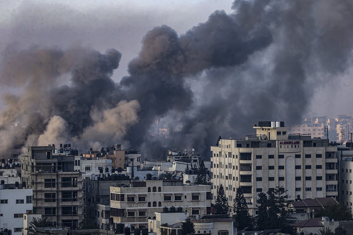 Дым поднимается после израильского авиаудара по северной части сектора Газа, 09 ноября 2023 года. Фото: Mohammed Saber / EPA-EFE