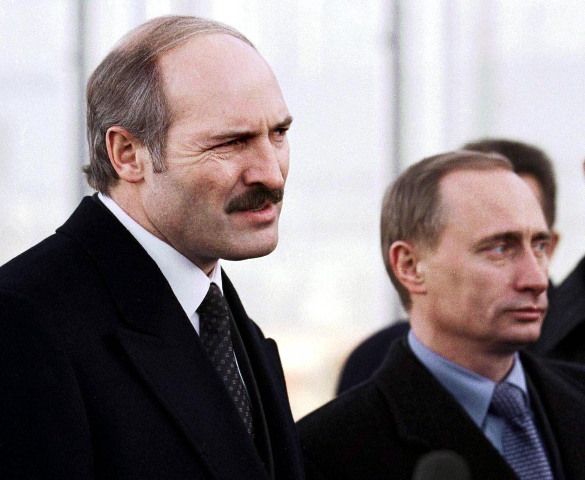 Lukashenko and Russian Prime Minister Vladimir Putin answer questions from journalists at Moscow's Vnukovo Airport, 9 December, 1999. Photo: EPA / SERGEI CHIRIKOV