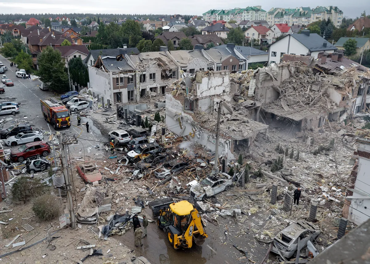 Rubble being cleared following a Russian airstrike on a residential area of Kyiv, Ukraine, 28 September 2025. Photo: EPA / Sergey Dolzhenko