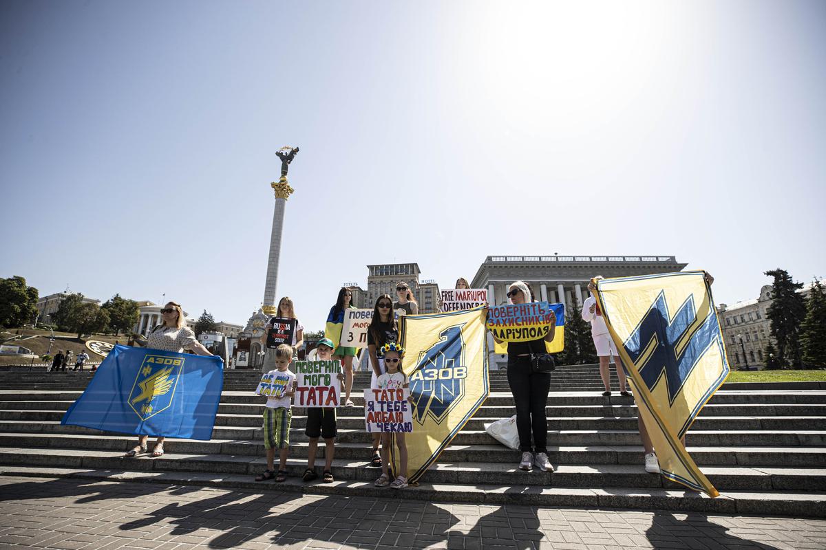 Семьи солдат батальона «Азов» собираются на площади Независимости. Киев, 24 августа 2022 года.Фото: Metin Aktas/Anadolu Agency via Getty Images