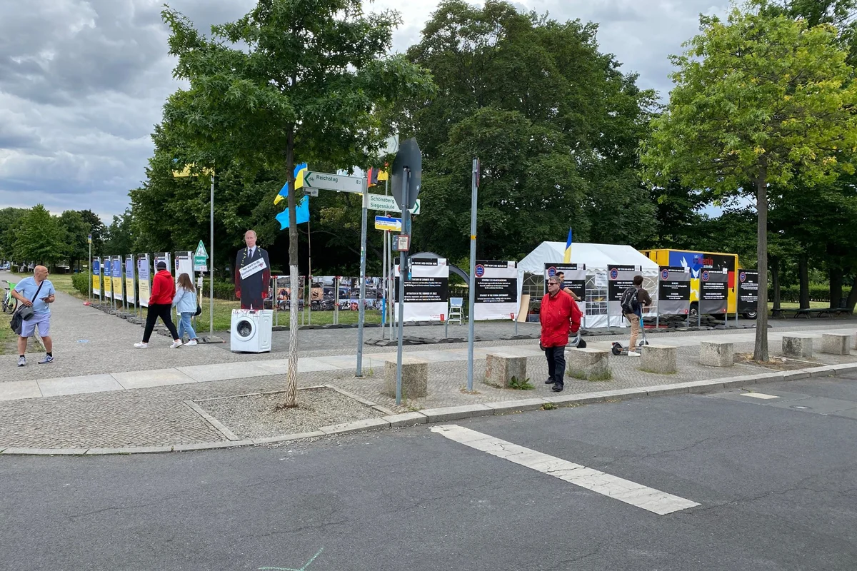 Палаточный лагерь у здания рейхстага, Берлин, 8 июля 2022 года. Фото: Дмитрий Баграш / <a href="https://www.facebook.com/photo/?fbid=6241577149191370&set=a.411858242163319&__tn__=%2CO*F" rel="noopener noreferrer" title="https://www.facebook.com/photo/?fbid=6241577149191370&set=a.411858242163319&__tn__=%2CO*F">Facebook</a>