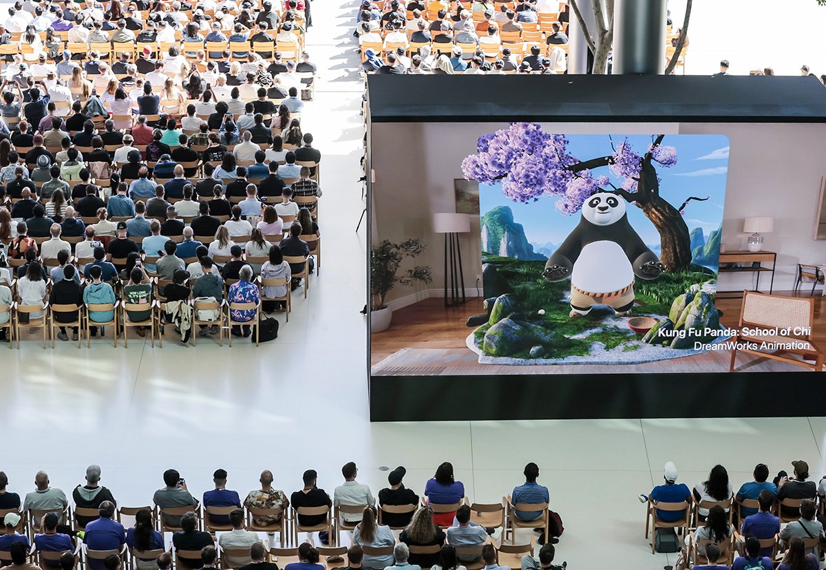 Люди на Всемирной конференции разработчиков Apple 2024 (WWDC) в кампусе Apple Park в Купертино, Калифорния, США, 10 июня 2024 года. Фото: John G. Mabanglo / EPA-EFE
