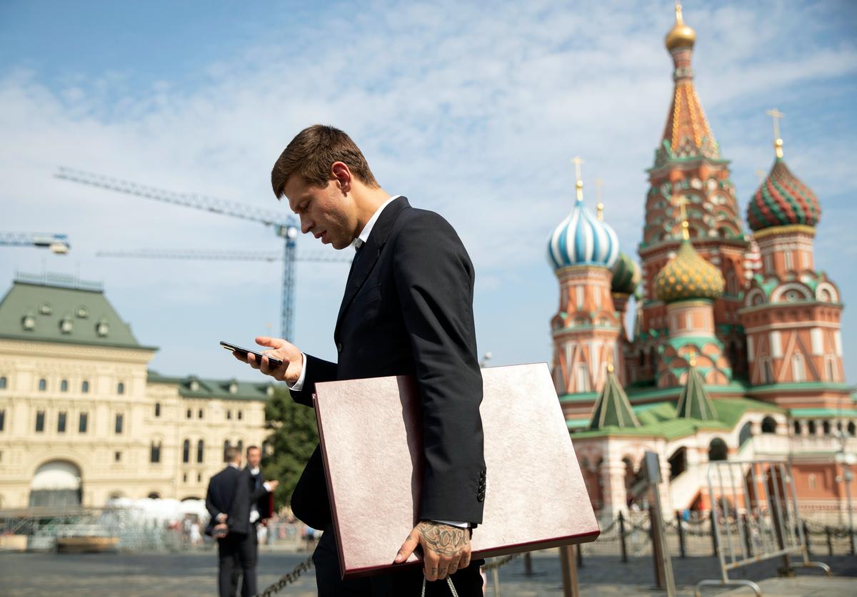 Федор Смолов держит свою награду после церемонии вручения Государственной премии в Кремле, в Москве, Россия, 28 июля 2018 года. Фото: EPA-EFE/PAVEL GOLOVKIN