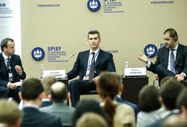 Зиявудин Магомедов (в центре) и Аркадий Дворкович (слева) на Петербургском экономическом форуме. Фото: ПМЭФ