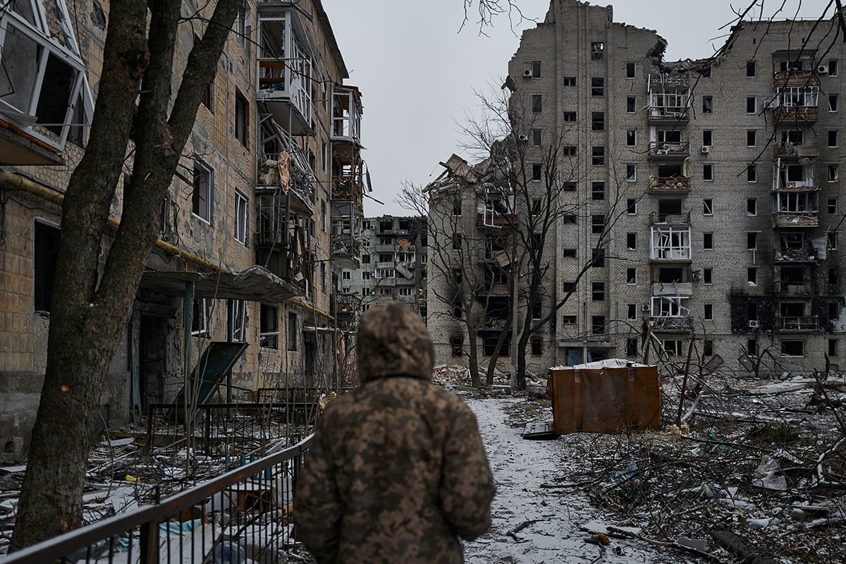 Украинский солдат идёт по разрушенной Авдеевке. 7 декабря 2023 года. Фото: Влад Либеров / Libkos / Getty Images