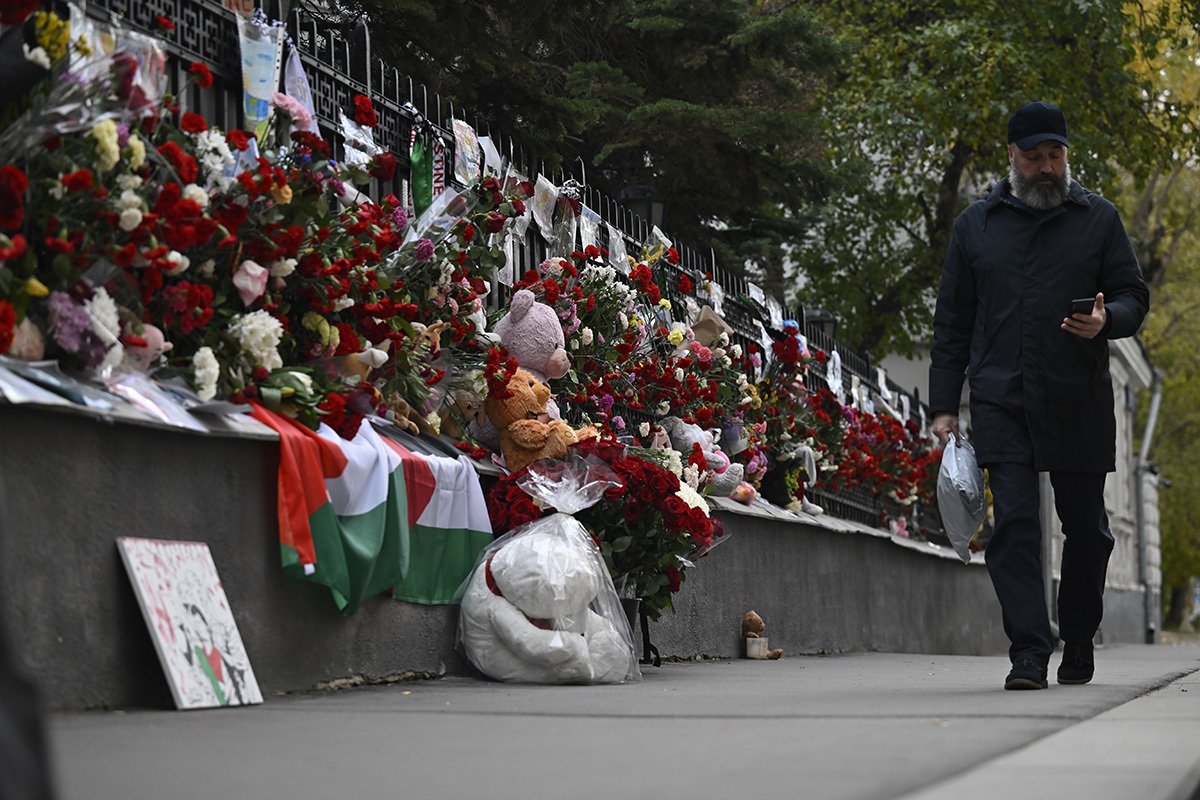 Граждане оставляют цветы и гвоздики перед посольством Палестины в память о погибших в секторе Газа. Фото: Sefa Karacan / Anadolu / Getty Images