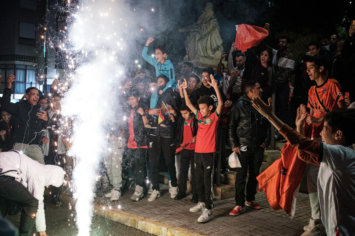 Марокканские болельщики празднуют победу сборной. Фото: Pablo Miranzo / Anadolu Agency / Getty Images