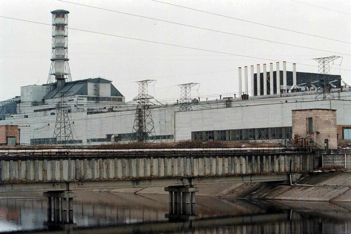 Третий энергоблок (справа) и четвертый энергоблок под «саркофагом» (слева) Чернобыльской атомной электростанции, 4 марта 1999 года. Фото: Сергей Супинский / EPA