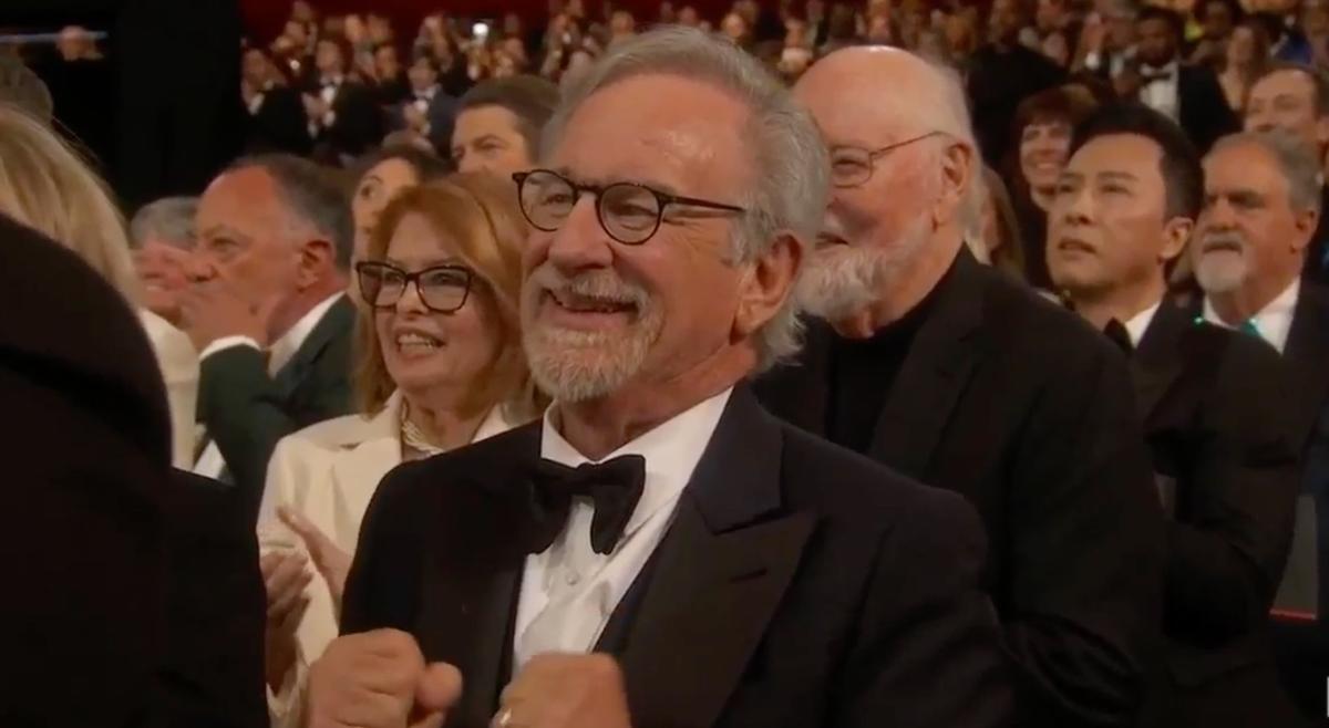Стивен Спилберг во время вручения награды Ке Хью Квану. Фильм режиссера «Фабельманы» остался без призов, однако был представлен в семи категориях