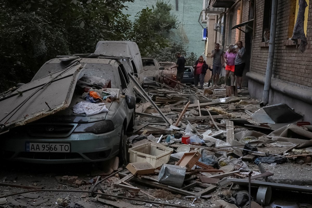 Жители жилого дома, пострадавшего в результате удара России по Украине, Киев, 28 августа 2025 года. Фото: Reuters / Scanpix / LETA